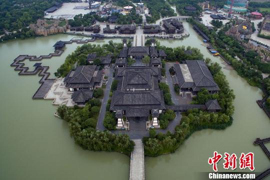 古装美女乘坐直升机穿越常州古淹城玩转“春秋”