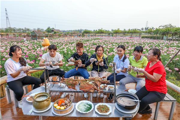 寒潮热了佛山盈香生态园烤全羊，美女食客吃起羊腿瞬间变女神