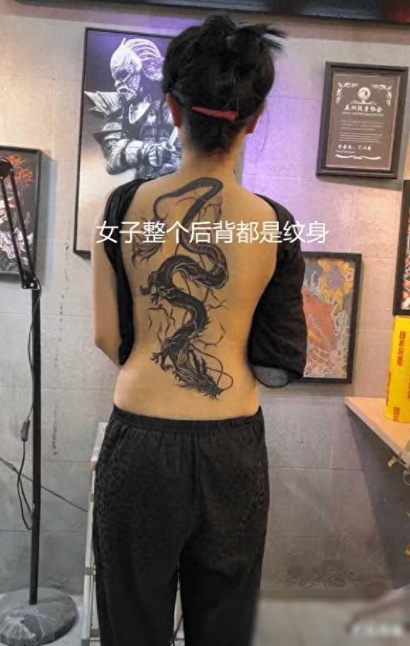 女子后背纹满龙，霸气侧漏拍视频留念，网友：给人一种干净的感觉