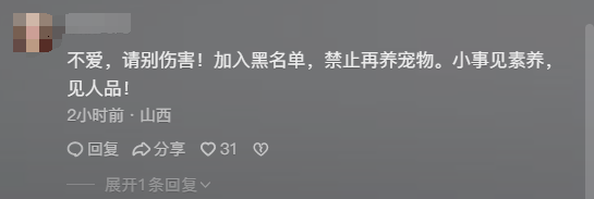 现代版强卖！女子强卖小奶狗无果当街踢打，被爱狗人士救助。