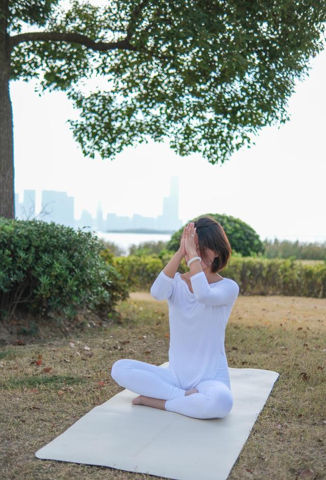 苏城户外瑜伽街拍写真，晴朗天气和美女老师的绝佳组合，赏心悦目