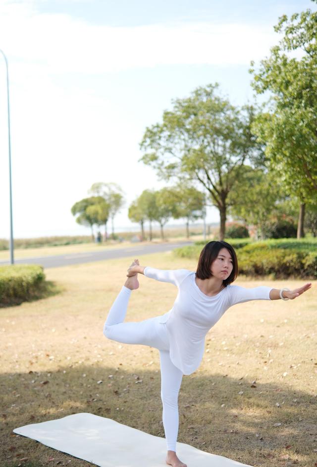 苏城户外瑜伽街拍写真，晴朗天气和美女老师的绝佳组合，赏心悦目