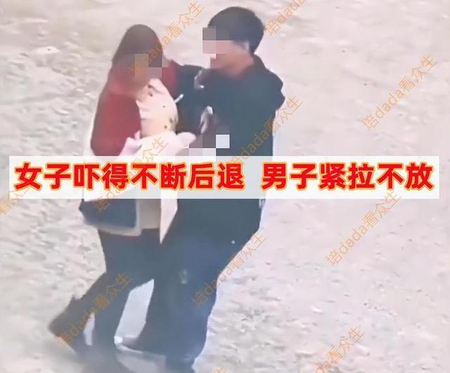 网恋女友穿着黑丝远在千里，男友迫不及待地吻她，你真的爱我吗？