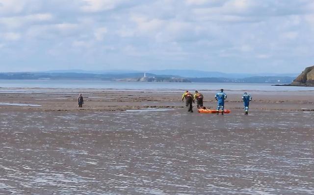 英国一妇女在海滩散步时陷入淤泥 双腿被吸住动弹不得