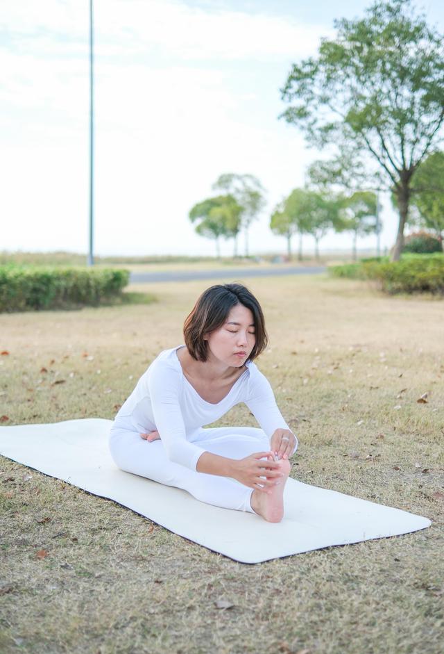 苏城户外瑜伽街拍写真，晴朗天气和美女老师的绝佳组合，赏心悦目