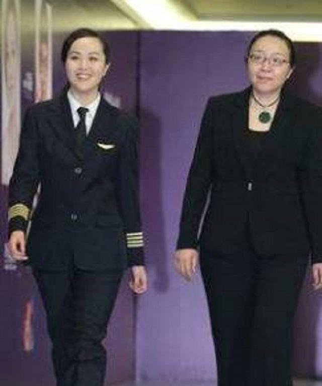 中国第一美女机长有多酷？28岁晋升机长，驾驶上百吨大客机满天飞