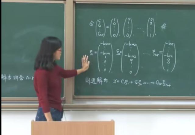 大学数学网课，美女教师板书惹人醉，字迹规整严谨，网友：有实力