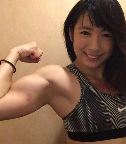 日本美少女疯狂健身，强壮的肌肉令男生自叹不如！