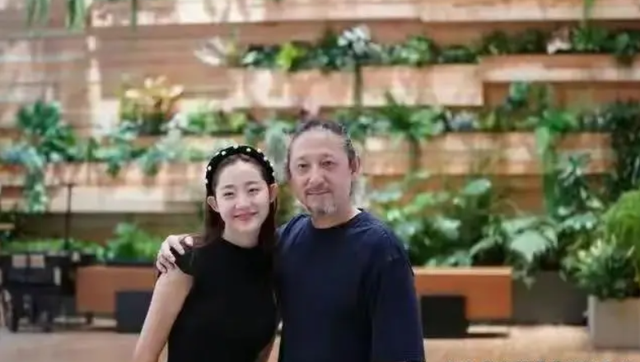 徐静蕾前任大婚！迎宾海报新娘全裸只用手挡私处，来宾尴尬脸红！