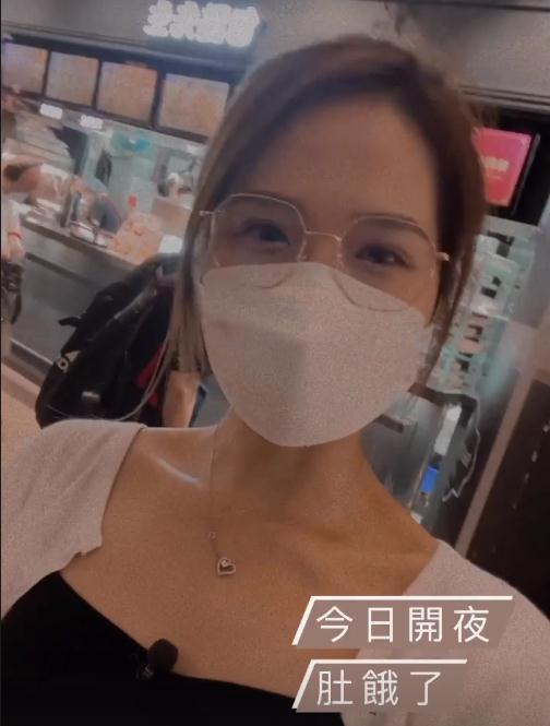 女星深夜回家被陌生男人尾随，小腿被喷射不明液体后不敢出门