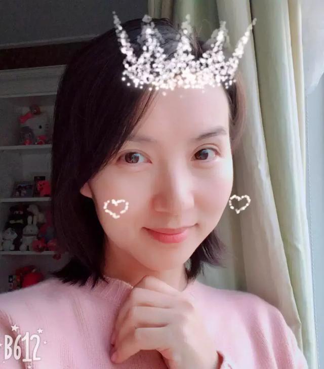 “万人迷”陈好晒素颜照，留短发穿粉衣像少女，39岁依旧很漂亮