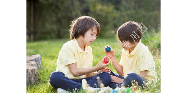 女子在火车上脱下破毛衣，内衣更让人心酸：为了孩子，只有苦自己