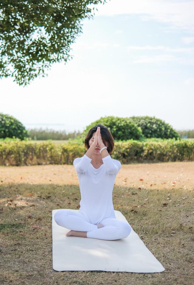 苏城户外瑜伽街拍写真，晴朗天气和美女老师的绝佳组合，赏心悦目