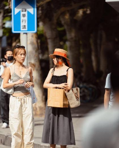 被太古里街拍惊艳了满大街低胸装低腰裤时髦性感