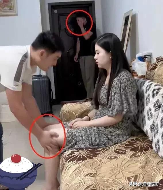 怎么了？女人就不能叉腿了？叉腿凉快！妻子叉腿被丈夫强硬合上…