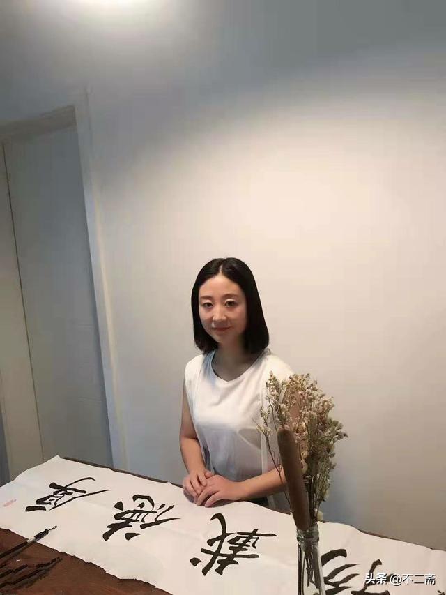 90后美女苦练书法20年，楷书秀美端庄，专家：毫无个性