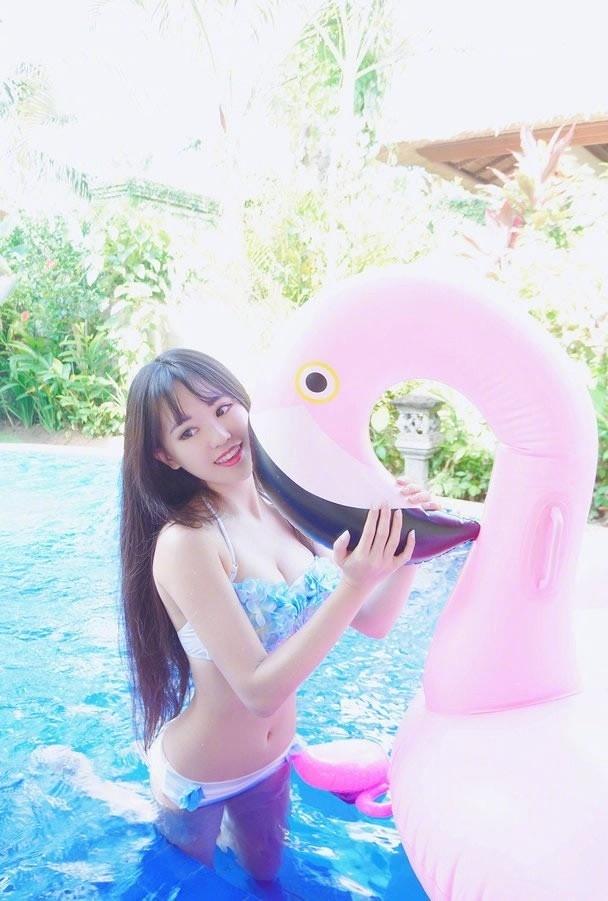 美女写真：黑丝大长腿vs夏季比基尼