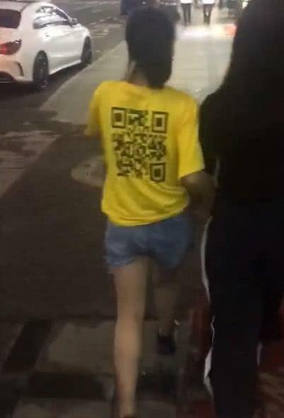 美女后背二维码是共享女友？小伙扫码后心都碎了