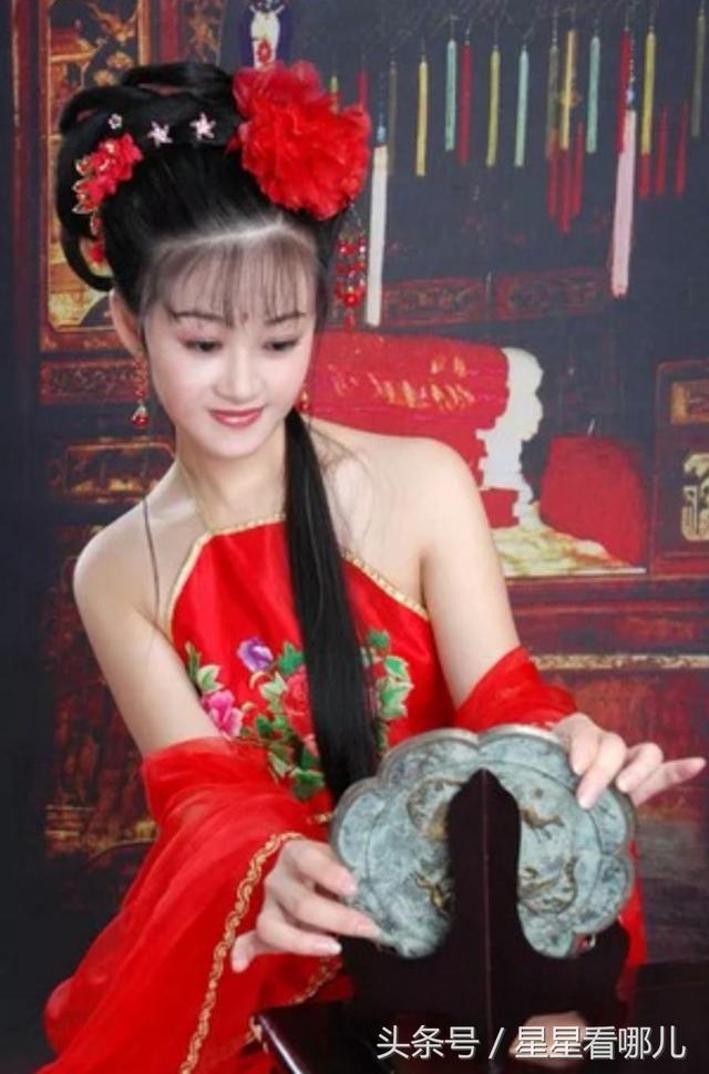 古代女性上身内衣穿肚兜，那下面穿什么呢？肚兜上的秘密？