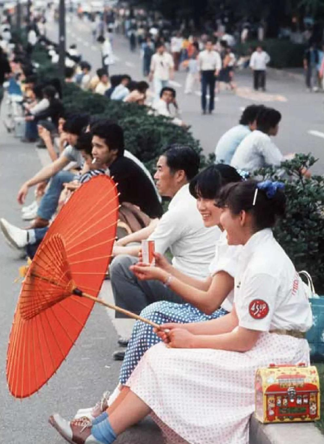 卑鄙龌龊老照片：青楼女子妖娆多姿，妇女露胸喂奶被孩子撕扯衣服