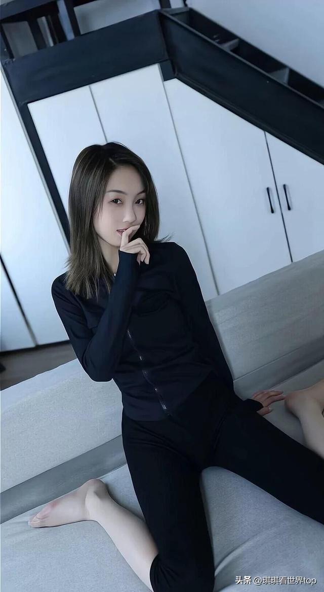 白净美女面容出水清纯热裤养眼福利写真