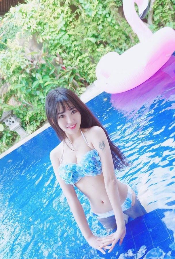 美女写真：黑丝大长腿vs夏季比基尼