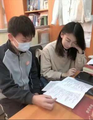 美女教师诱惑图片(炸裂上海女教师勾引16岁男生开房被丈夫举报，聊天记录不堪入目)