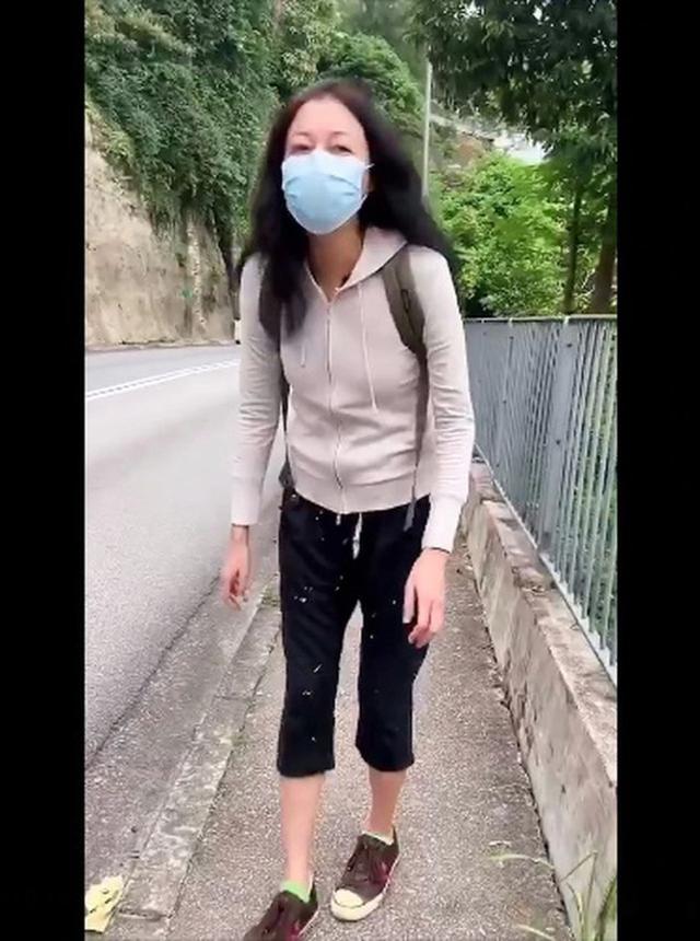 吴绮莉为交通事故现身警署，高温下穿厚外套跟长筒雨靴太怪异了