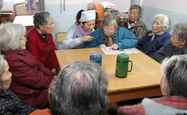 中学生情侣躲在墙角亲热，狂吻脖颈面红耳赤想进一步手止不住颤抖