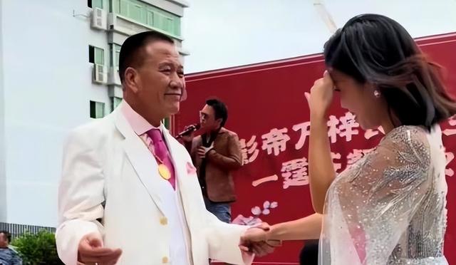 64岁万梓良再引争议，贴身双臂紧抓教美女演戏，网友：为老不尊？