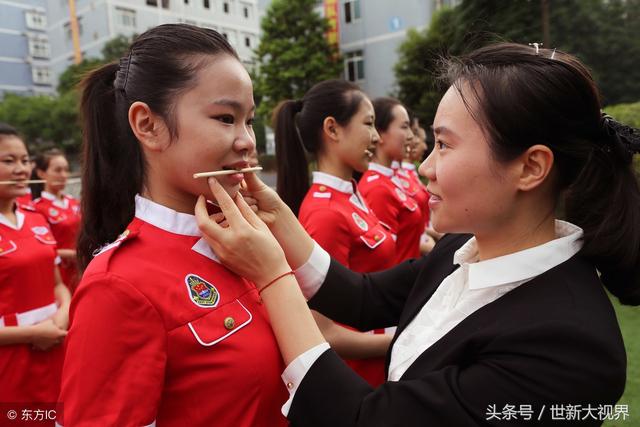 空姐训练最苦的就是穿高跟鞋，每天磨出水泡也要走好几公里