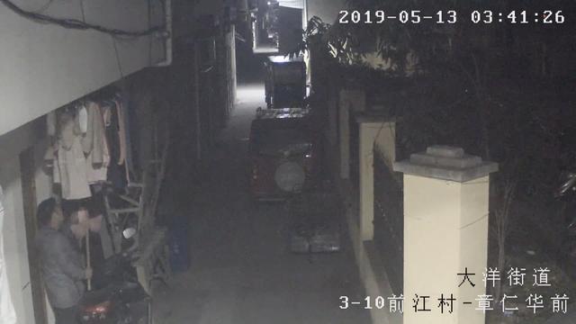 单身男子爱看美女直播，盗窃邻居内衣排解心中寂寞