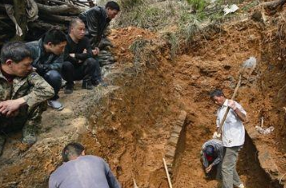 女人被活活钉死在棺材里，棺内的抓痕历历在目，墓主遭遇令人心疼