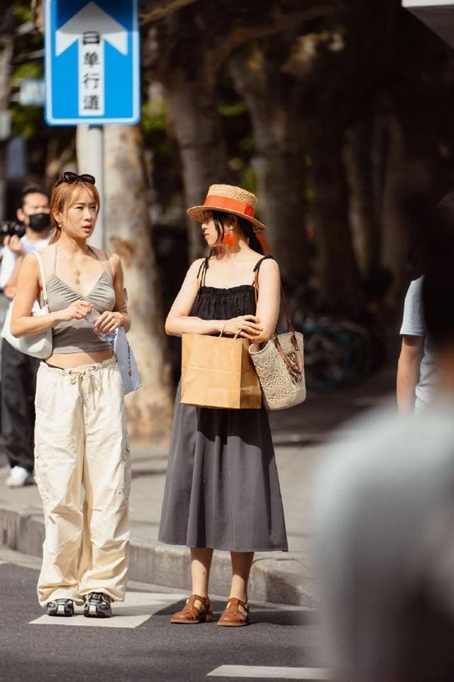 上海女生的性感，从不会藏起来！出门穿“胸衣+露胯裤”，好养眼