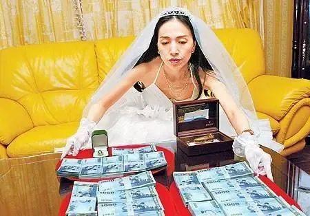 “奇葩富婆”许纯美：5婚5离，找3任小鲜肉，每月给5万零花钱