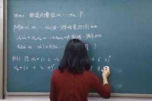 美女板书(一大学美女老师课堂板书堪比“印刷体”，书写规范，让人耳目一新)