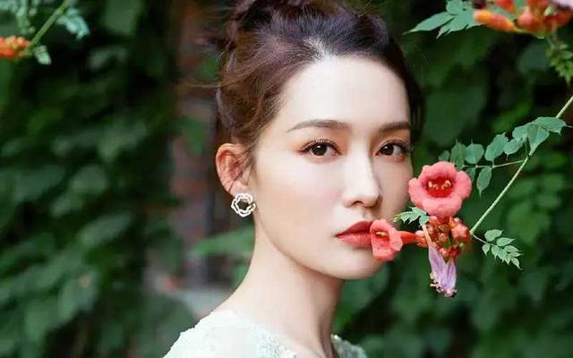 “小丑手”太减分了，这6位女星个个貌美如花，却被手拖后腿