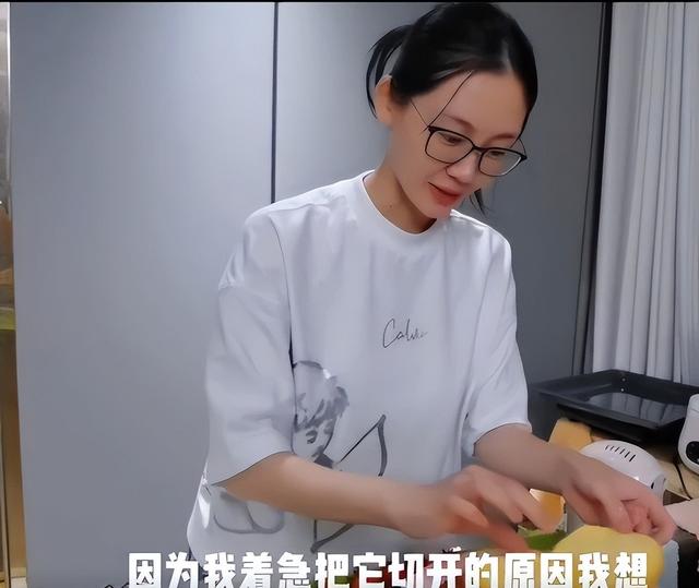 苗苗儿女双全后成大赢家！产后首亮相，穿露脐装拍照郑凯笑开花