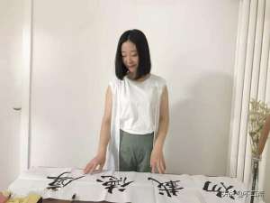 美女爱书法(90后美女苦练书法20年，楷书秀美端庄，专家：毫无个性)