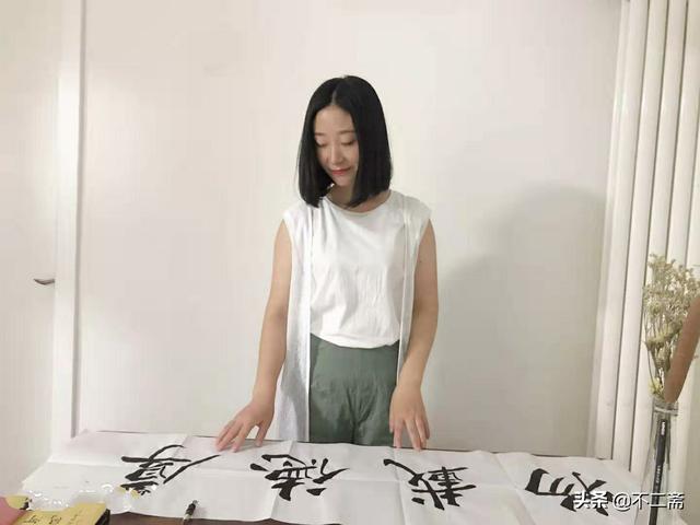 90后美女苦练书法20年，楷书秀美端庄，专家：毫无个性