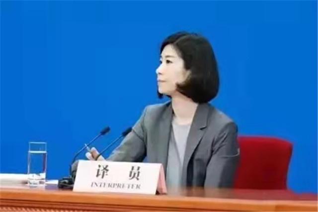 中国翻译女神张璐：43岁仍是美女，10年9次亮相总理记者会