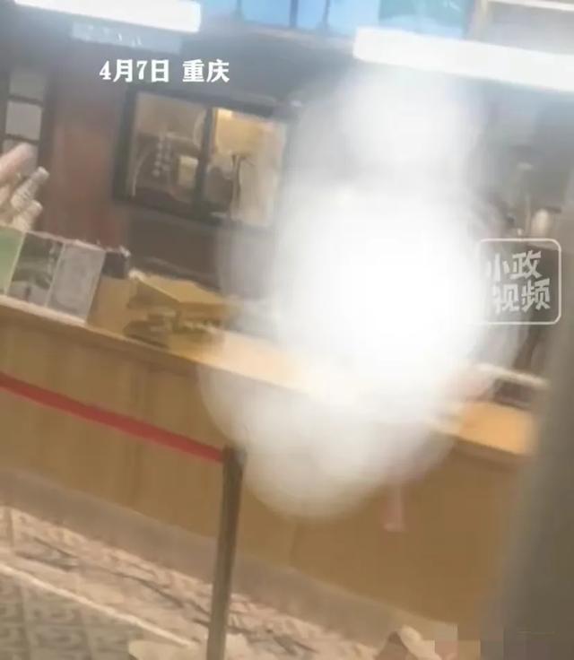 太劲爆了！女子在奶茶店赤裸上半身：视频曝光，评论区各种猜测