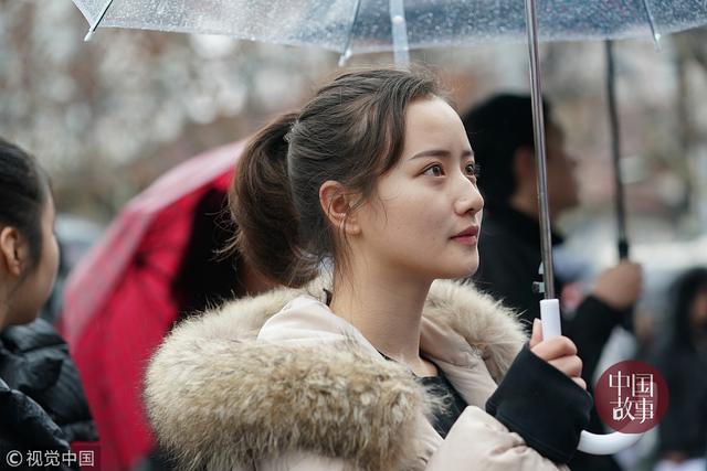 高颜值美女冒雨现身上戏艺考复试 00后小鲜肉比拼颜值才艺