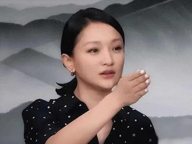 “小丑手”太减分了，这6位女星个个貌美如花，却被手拖后腿