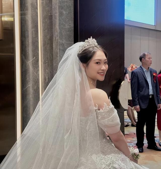 中国体操女神结婚，历经二次发育蜕变女神，因颜值太高被质疑整容