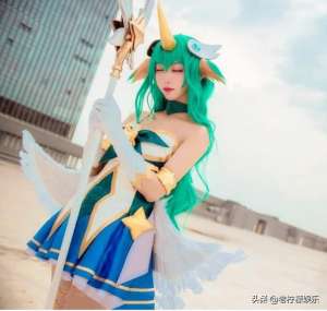 美女奶也多(英雄联盟：性感美女cosplay众星之子索拉卡，奶量十足)