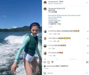 美女去冲浪(37岁女神周秀娜出海冲浪光脚踩滑板长腿瞩目，男友人大花臂抢镜)