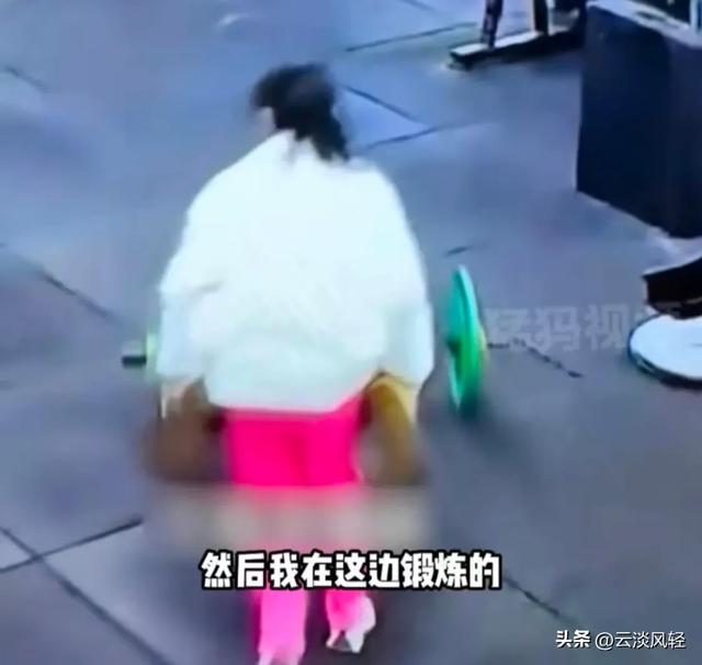 真调皮！健身房奇遇！男子拉伸时被神秘美女抱起双腿狂奔