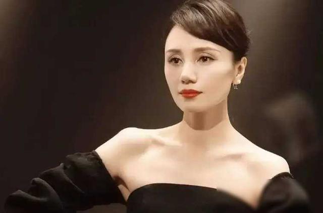 “小丑手”太减分了，这6位女星个个貌美如花，却被手拖后腿