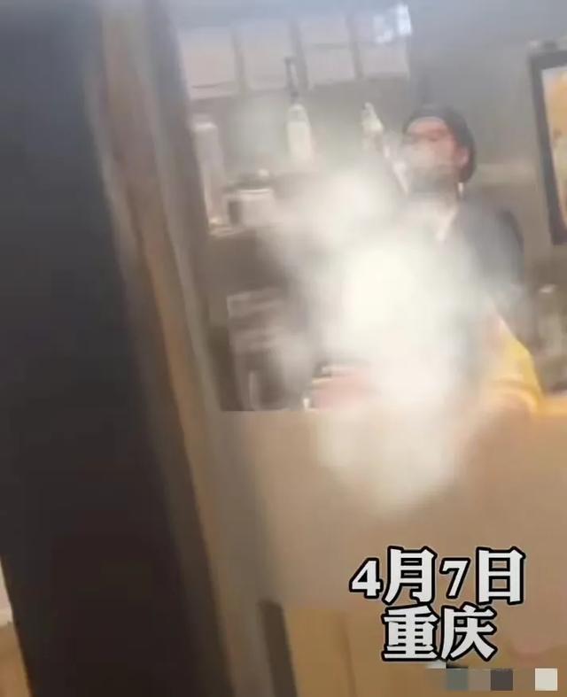 太劲爆了！女子在奶茶店赤裸上半身：视频曝光，评论区各种猜测